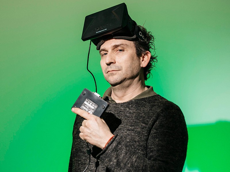 Pepo con visor de realidad virtual